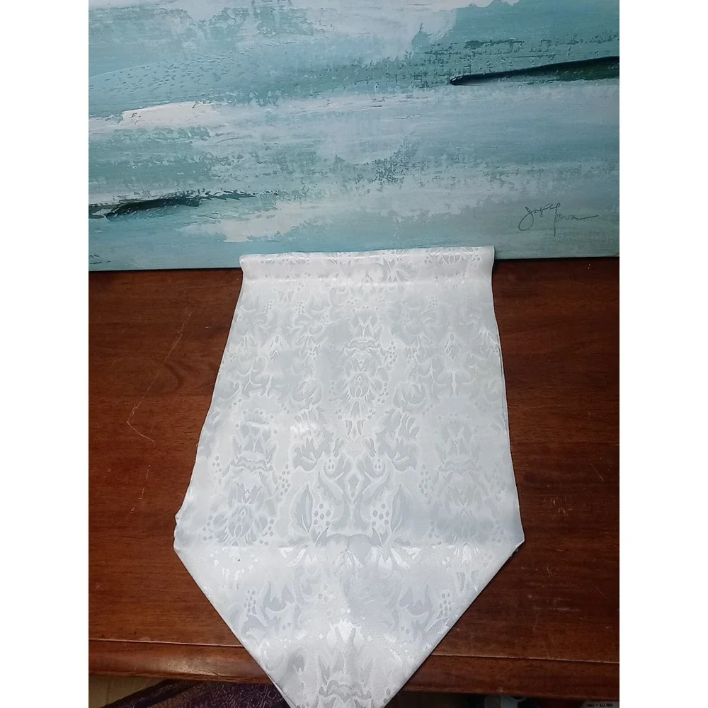 Vintage Elegant Table Runner 60